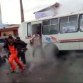 Nufilmuota, kaip Rusijoje autobusas užvažiavo ant trūkusio karšto vandens vamzdžio