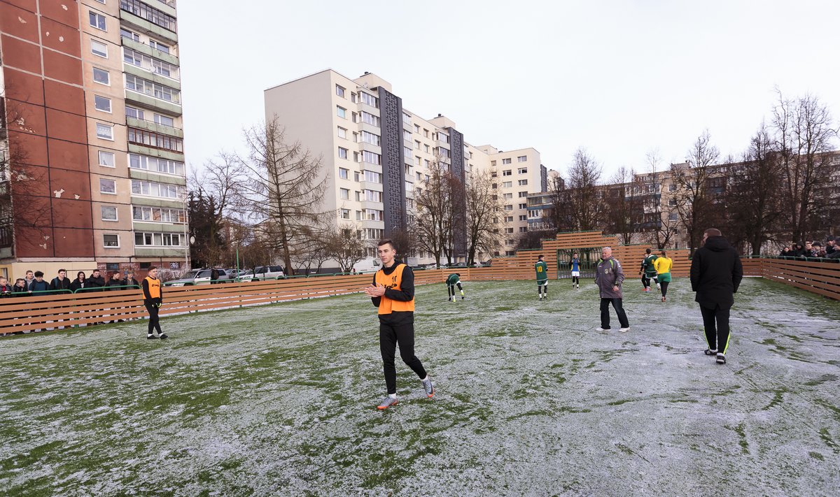 Vilniuje atidaryta mažojo futbolo aikštelė. (Gedimino Bartuškos (ELTA) nuotr.)