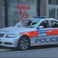 Londone neramumai tęsiasi: 200 žmonių nusiaubė parduotuves ir sudaužė policijos automobilį