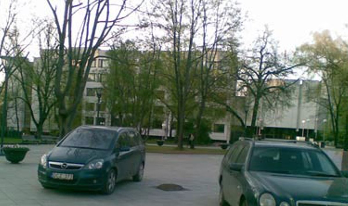 Automobiliai Vilniaus Savivaldybės aikštėje