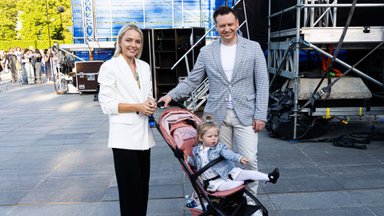 Į paramos koncertą Lukiškių aikštėje su žmona atvykęs meras Valdas Benkunskas pristatė dukrelę Agotą