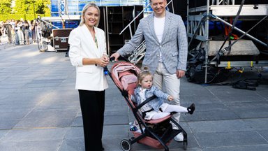Į paramos koncertą Lukiškių aikštėje su žmona atvykęs meras Valdas Benkunskas pristatė dukrelę Agotą