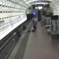Nufilmuota: neįgalus vyras iškrito iš vežimėlio ant metro bėgių
