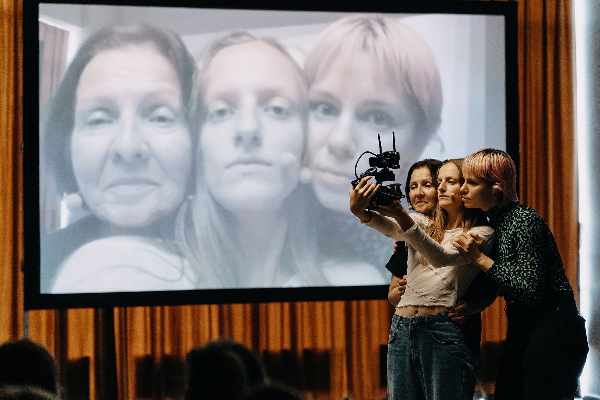 Spektakl Eglė Švedkauskaitė „Patrząc na siebie” powraca