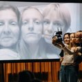 Sugrįžta Eglės Švedkauskaitės performansas „Žiūrėdama viena į kitą“