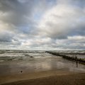 Experts say no risk of toxic algae in Lithuania after Poland closes Baltic Sea beaches