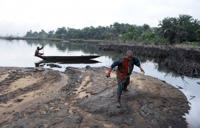 Gyventojai klampoja po nafta padengtas pakrantes Bodo regione