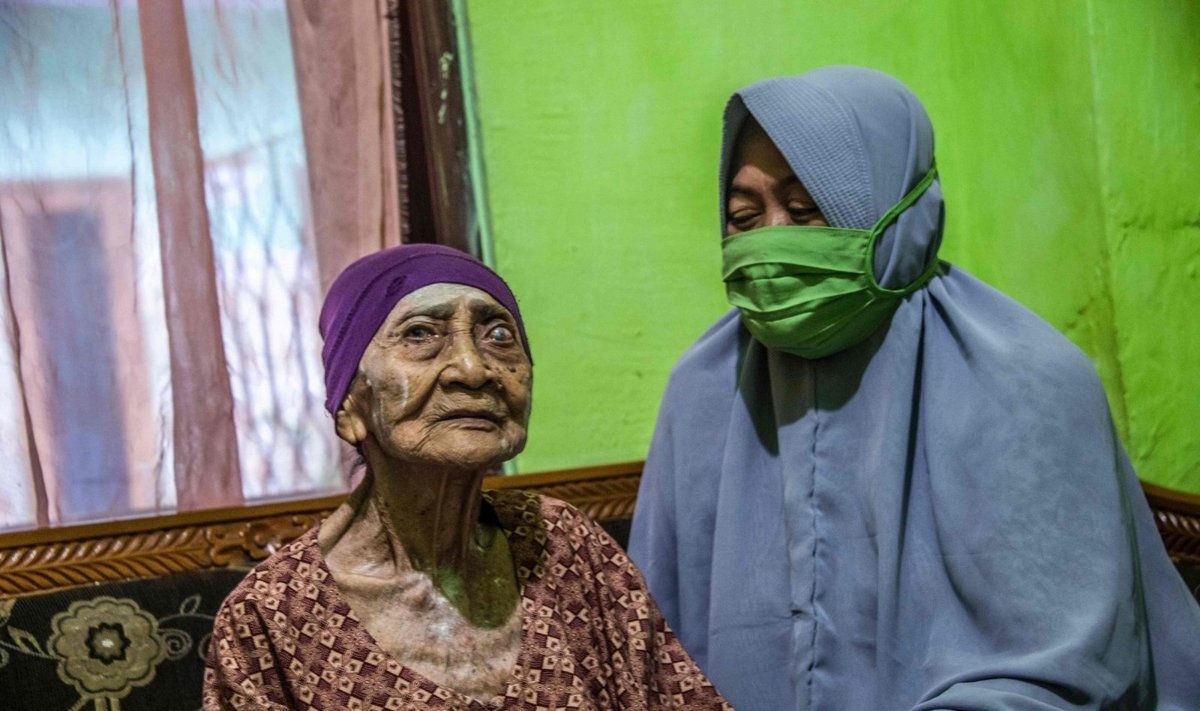 Koronavirusą įveikusi šimtametė indonezietė Kamtim