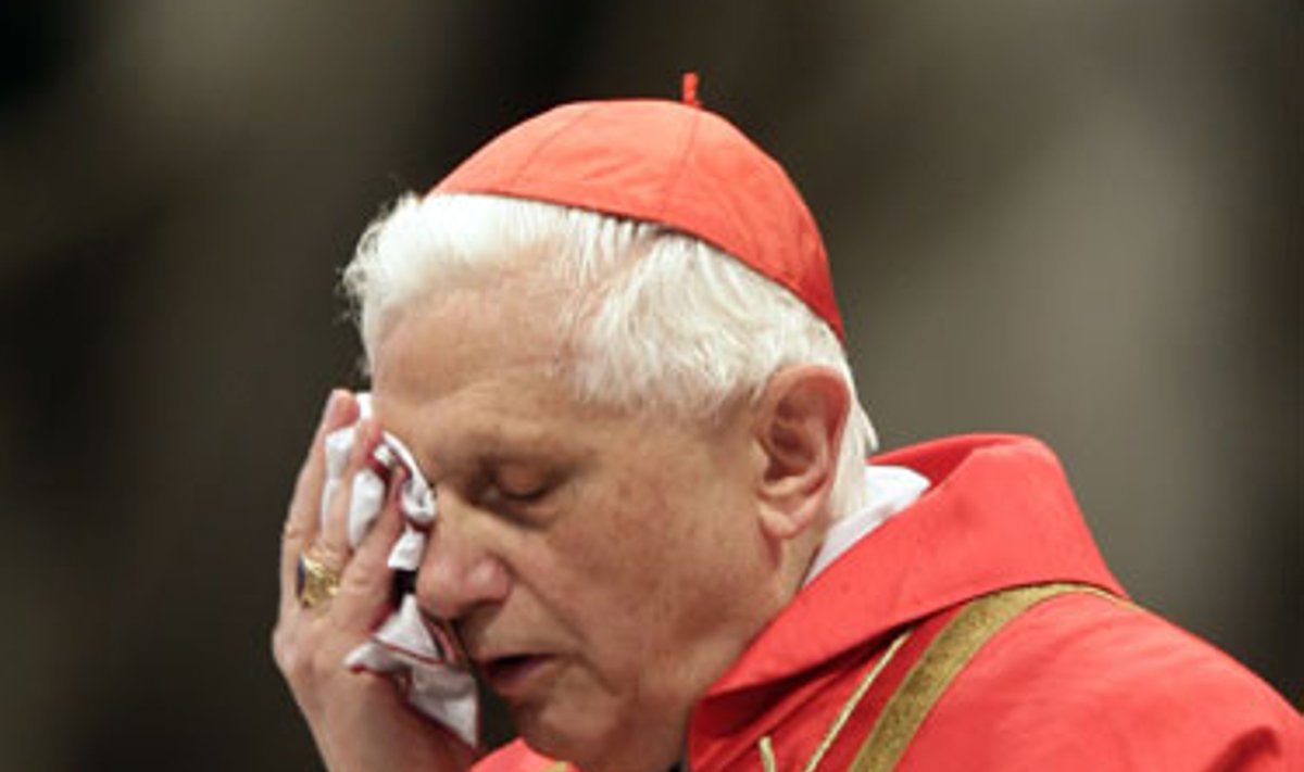 Vokiečių Kardinolas Josephas Ratzingeris šluostosi veidą po Mišių. 