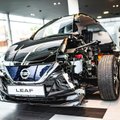 „Nissan“ eksperimentas: elektromobilį perpjovė pusiau ir jį išbandė miesto gatvėse