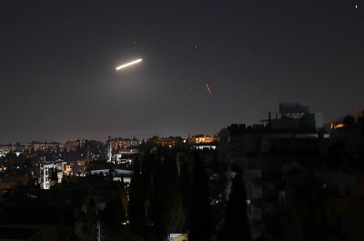 Sirijos priešlėktuvinės gynybos raketa virš Damasko