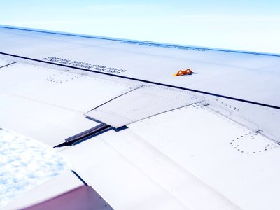 Geltona detalė ant lėktuvo sparno
