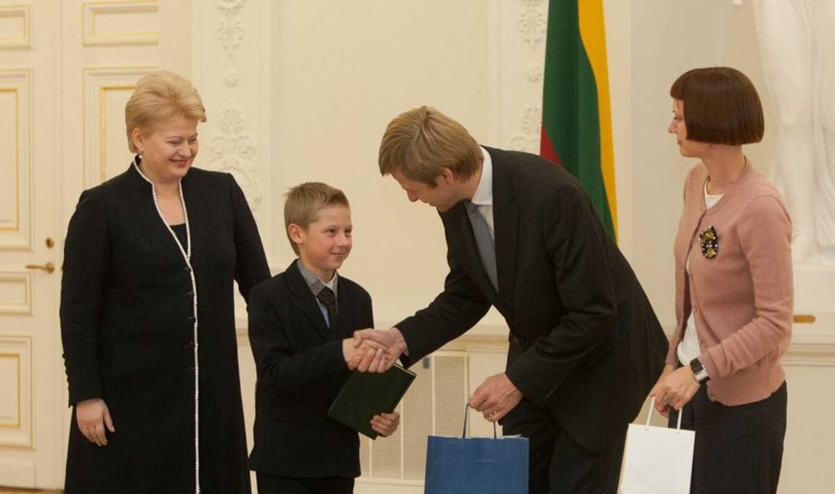 Monika Garbačiauskaitė-Budrienė, Dalia Grybauskaitė ir Remigijus Šimašius apdovanoja Konstitucijos egzamino laureatus