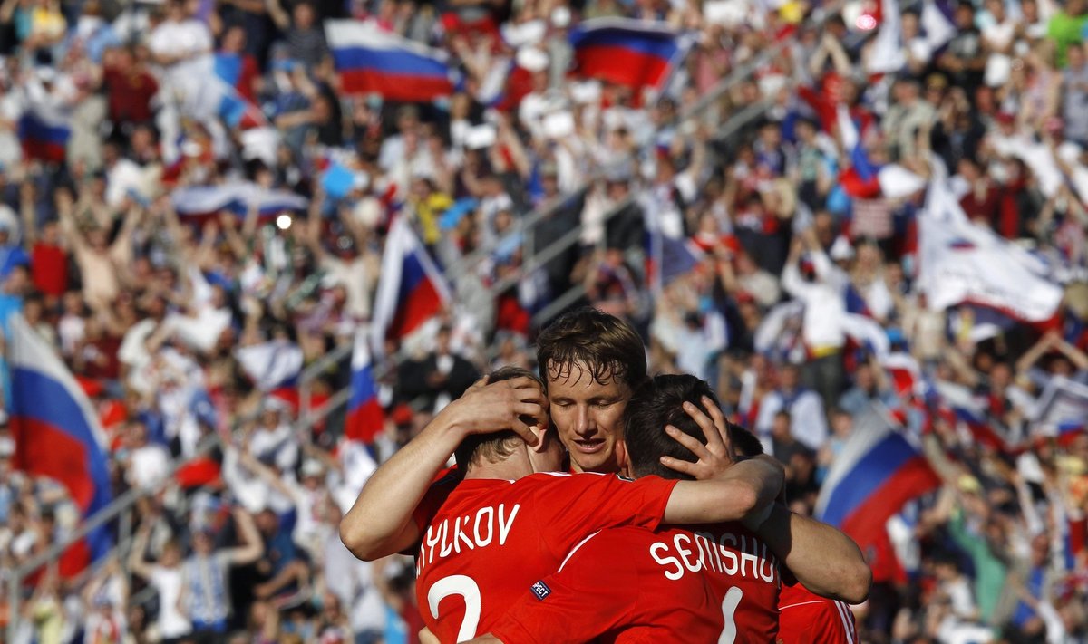 Rusijos futbolininkai džiaugiasi įvarčiu