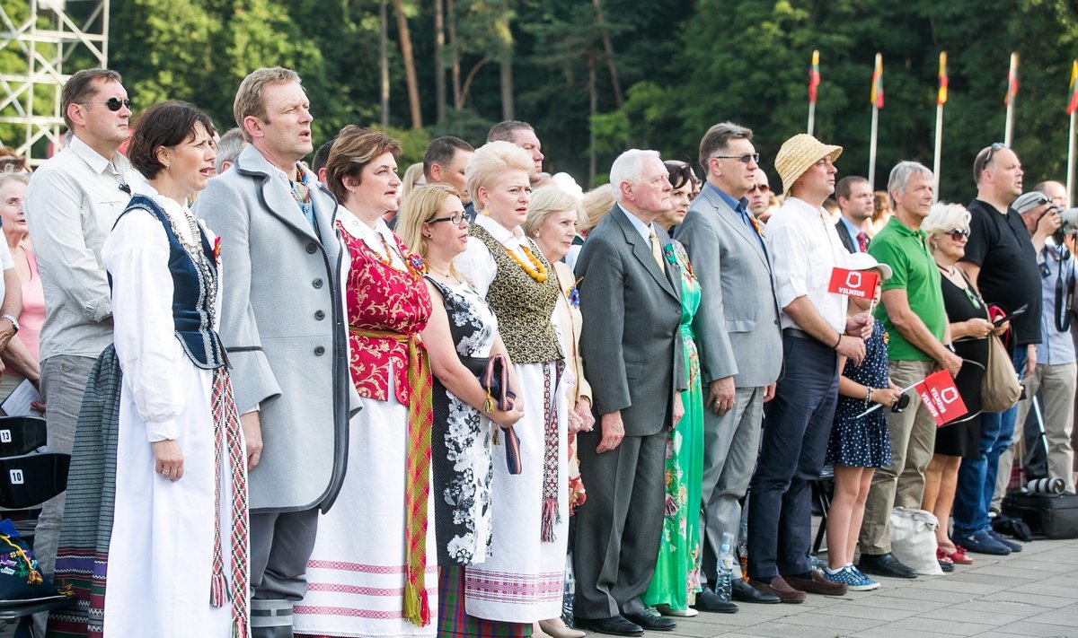 Lithuanian leaders sing the national anthem