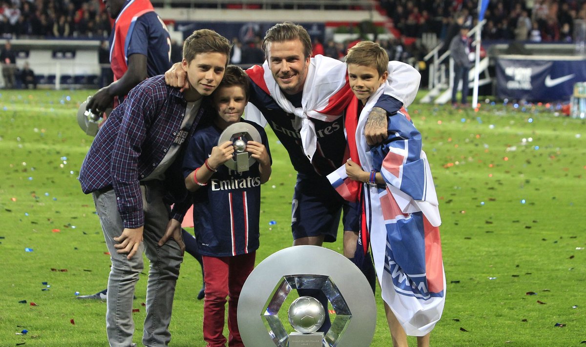 Davido Beckhamo sūnus Brooklynas (kairėje) seka tėvo pėdomis