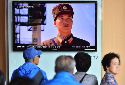 Pietų korėjiečiai Seule stebi reportažą apie kaimynę šiaurėje