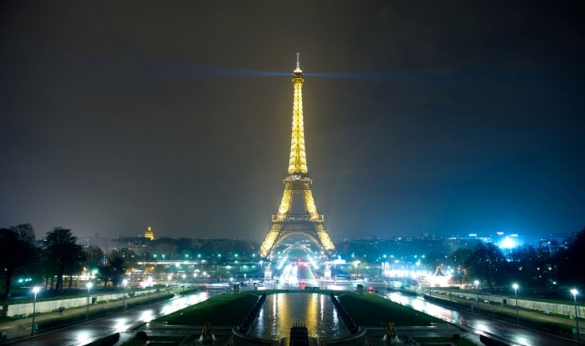 Valandą ir Paryžiaus Eifelio bokštas stovėjo tamsoje