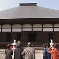 Japonijos šventykloje nuplaunamos problemos