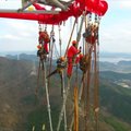 Vaizdo įraše – Kinijos inžinierių darbas kvapą gniaužiančiame aukštyje