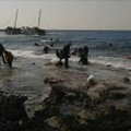 Užfiksuoti kadrai: panikos apimti migrantai gelbėjasi iš apvirtusio laivo