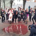 Два месяца войны в Украине: у посольства Франции в Вильнюсе состоялась жуткая вечеринка