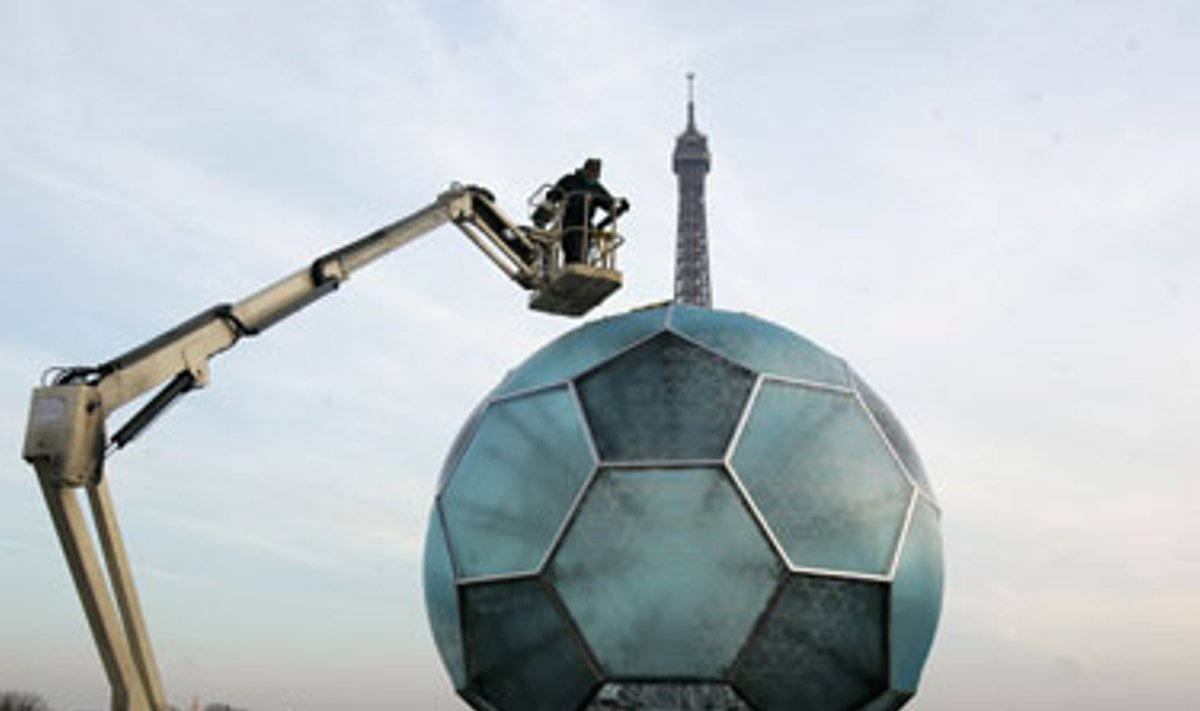 Paryžiuje netoli Eifelio bokšto iškilo didžiulė 9 metrų aukščio futbolo kamuolį simbolizuojanti skulptūra iš organinio stiklo.