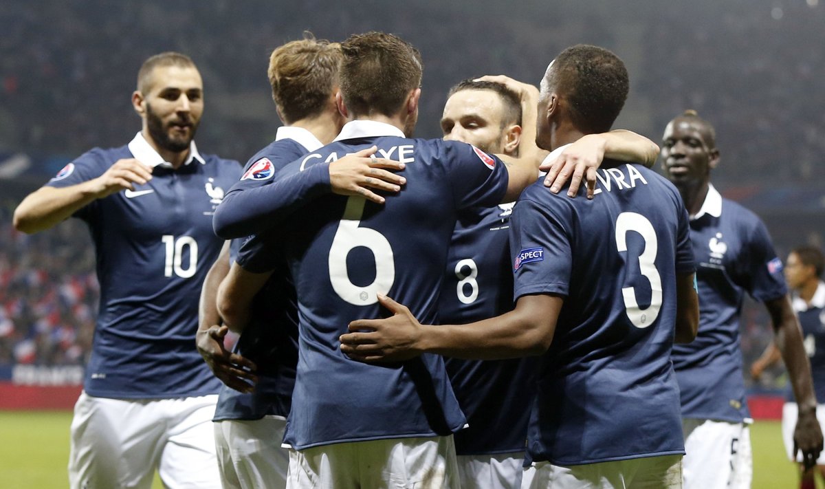 Prancūzijos futbolo rinktinės žaidėjai džiaugiasi