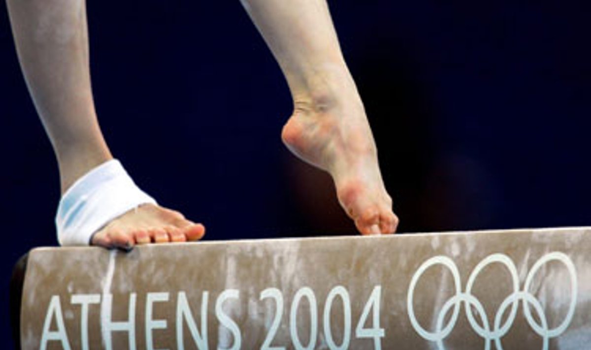 Ant buomo pratimą atliekančios gimnastės pėdos Atėnų olimpiados varžybų finale rugpjūčio 17 d. Helinikono arenoje. 