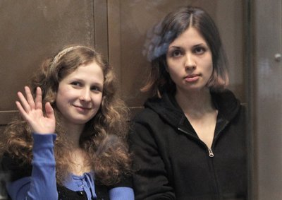 Marija Aliochina ir ir Nadežda Tolokonnikova teisme