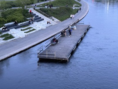 Vilniečiai nustebę: išplaukė Baltojo tilto prieplauka su žmonėmis