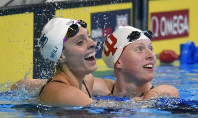 Lilly King (dešinėje) ir Katie Meili