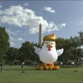Prie Baltųjų rūmų atsirado didžiulis pripučiamas viščiukas su D. Trumpo šukuosena