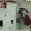 Brazilijoje automobilis perskrido per upelį ir įstrigo antrame namo aukšte