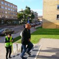 Į stotelę įlėkęs ir žmones sužalojęs Šiaulių pareigūnas atvežtas į teismą: suimtas mažiau nei per valandą
