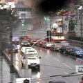 Prie Žaliojo tilto vertėsi automobilis - stebėjimo kameros vaizdai
