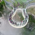 Pasivaikščiojimas Pietvakarių Kinijoje esančiu tiltu su specialiaisiais efektais