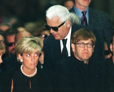 Princesė Diana, Karlas Lagerfeldas, Eltonas Johnas per Gianni Versace laidotuves