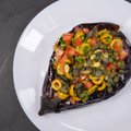 Keptas baklažanas su gaiviomis salotomis – nekaloringas, bet labai maistingas patiekalas