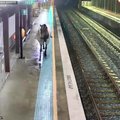 Saugumo kameros užfiksavo traukinių stotyje besiblaškantį žirgą