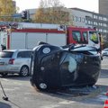 Didelė avarija Šiauliuose: po smūgio vienas automobilis apsivertė ant šono, pranešama apie sužalotus žmones
