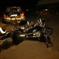 Поздно вечером мотоциклист врезался в стоявший у дороги автомобиль полицейского