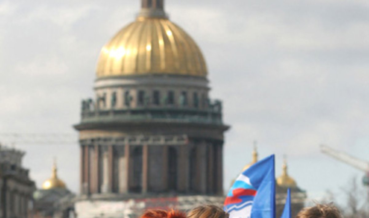 Sankt Peterburgo gyventojai neša plakatą su užrašu „Estija yra Europos gėda“.