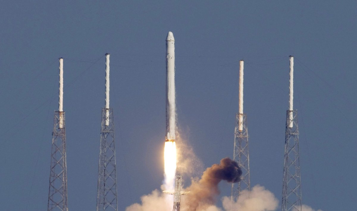 "Spacex" raketos "Falcon 9" bandomasis pakilimas
