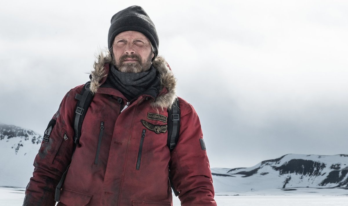 Madsas Mikkelsenas, kadras iš filmo "Arktis. Įkalinti ledynuose"