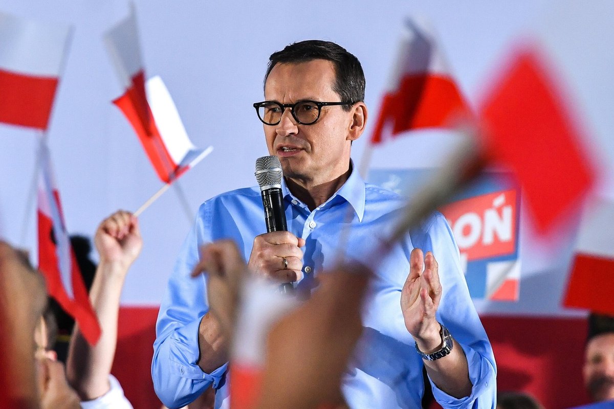 W miarę zbliżania się wyborów autobus kampanii wyborczej rządzącej w Polsce ruszył w podróż po całym kraju