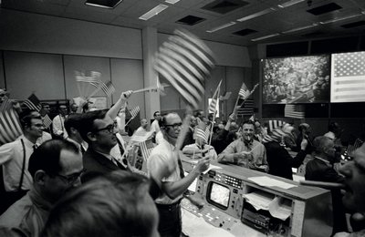 Istorinis „Apollo 11“ nusileidimas švenčiamas patriotiškai mosuojant mėlynos, baltos ir raudonos spalvų vėliavėlėmis – ir rūkant kubietiškus cigarus