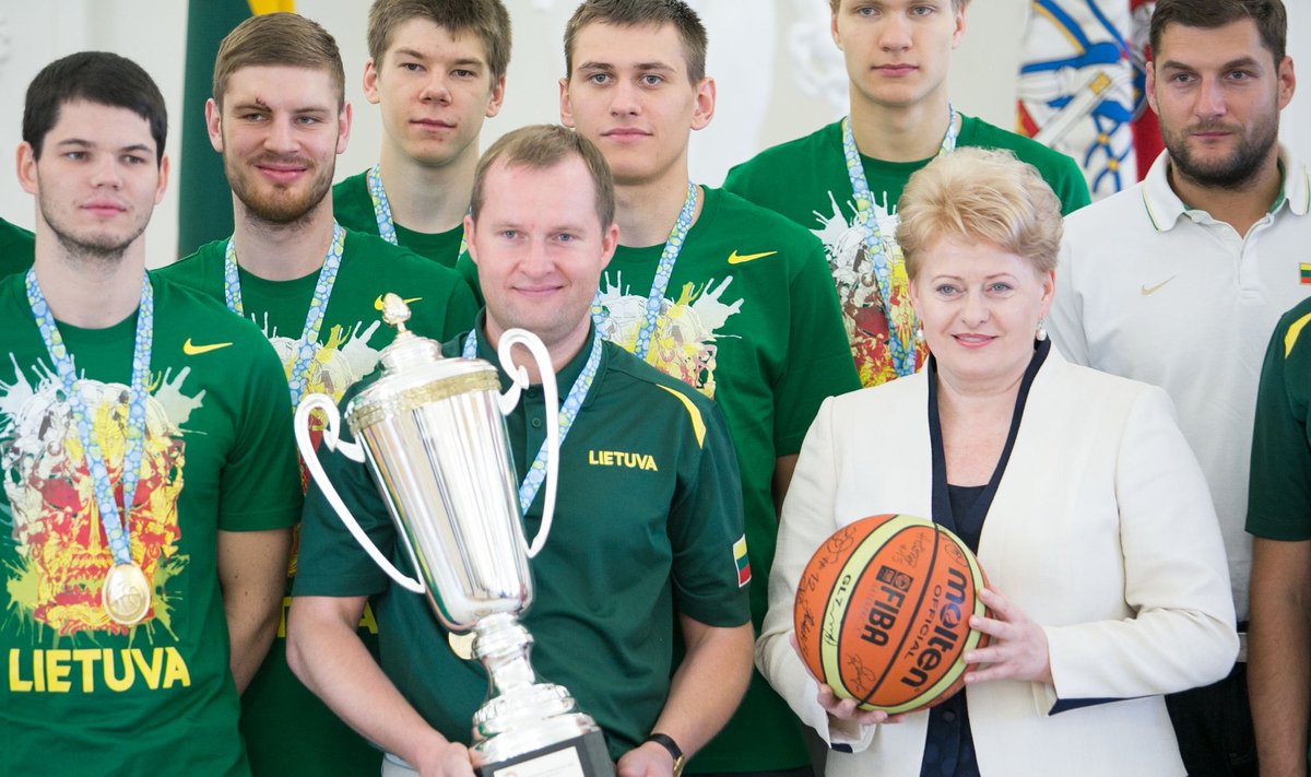 Prezidentė Dalia Grybauskaitė pasveikino Europos čempione tapusią Lietuvos jaunimo krepšinio rinktinę
