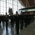 Šanchajaus oro uoste stiuardesės ir stiuardai linksmino keleivius šokiu