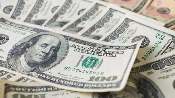 Prasidedant savaitei smuktelėjo JAV dolerio kursas, toliau brangsta nafta